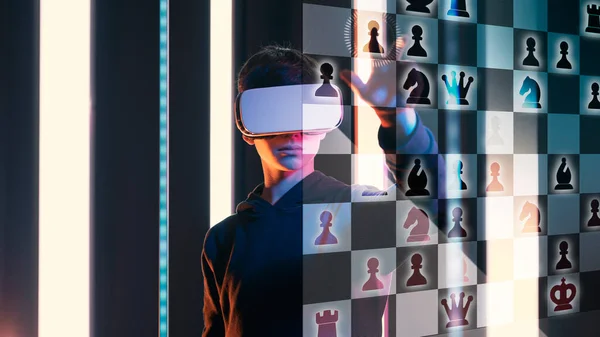 Adolescente Con Auriculares Jugando Ajedrez Realidad Virtual Concepto Juego —  Fotos de Stock