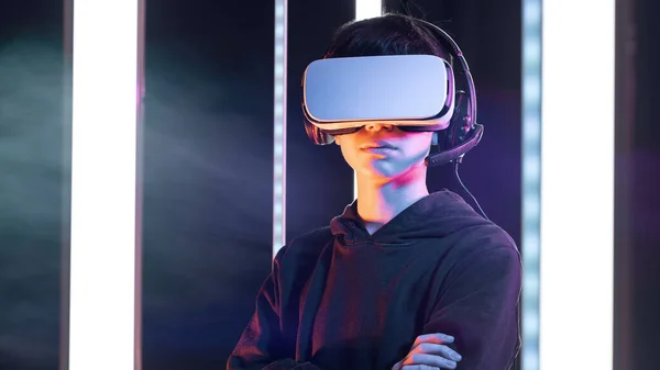 Adolescente Guay Que Usa Auricular Experimenta Realidad Virtual Tecnología Concepto —  Fotos de Stock