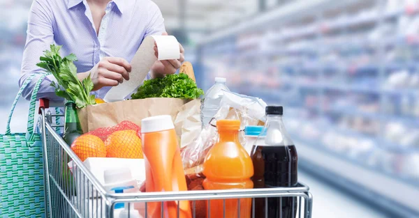 Mulher Empurrando Carrinho Verificar Recibo Supermercado Compras Supermercado Conceito Despesas — Fotografia de Stock