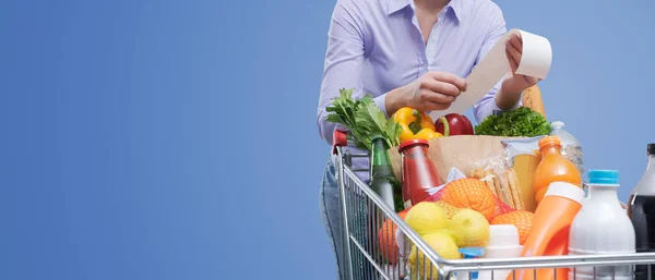 Mujer Apoyada Carrito Compras Completo Comprobando Recibo Compra Los Gastos — Foto de Stock