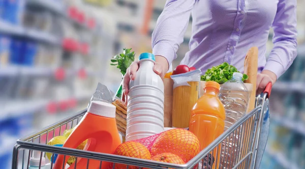 Žena Nakupuje Supermarketu Tlačí Vozík Bere Láhev Mléka — Stock fotografie