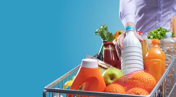 Mujer Haciendo Compras Comestibles Ella Está Poniendo Mercancías Carro Compra —  Fotos de Stock