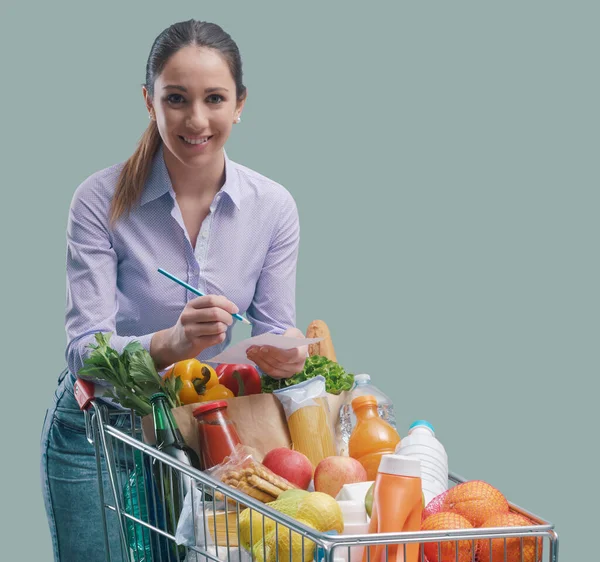 Lächelnde Frau Mit Einkaufsliste Und Einkaufswagen Gelehnt Lebensmittelkonzept — Stockfoto