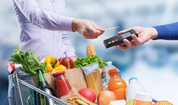 Woman Paying Groceries Supermarket Credit Card Shop Assistant Holding Pos — Stock Photo, Image