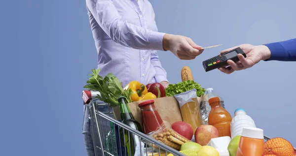 Žena Platí Potraviny Supermarketu Kreditní Kartou Prodavač Drží Pos Terminál — Stock fotografie