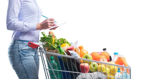 Femme Vérifiant Une Liste Achats Panier Complet Sur Fond Blanc — Photo