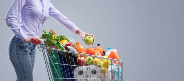 Jovem Mulher Colocando Mercadorias Seu Carrinho Compras Completo Banner Compras — Fotografia de Stock