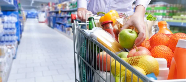 Mulher Colocando Uma Maçã Carrinho Compras Completo Conceito Compras Supermercado — Fotografia de Stock