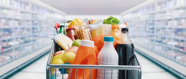 Carrinho Compras Cheio Alimentos Bebidas Prateleiras Supermercado Segundo Plano Conceito — Fotografia de Stock