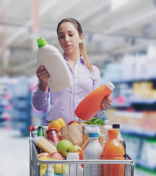 Vrouw Doet Boodschappen Supermarkt Vergelijkt Producten Controleert Twee Flessen Wasmiddel — Stockfoto