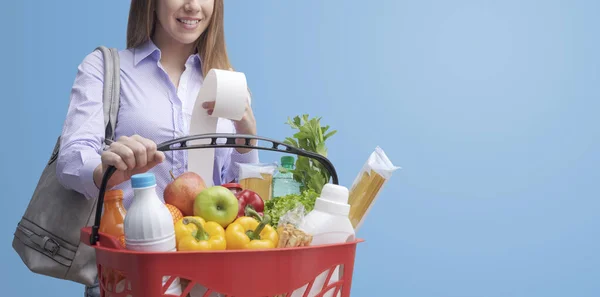 Lächelnde Junge Frau Beim Einkaufen Sie Hält Einen Vollen Einkaufskorb — Stockfoto