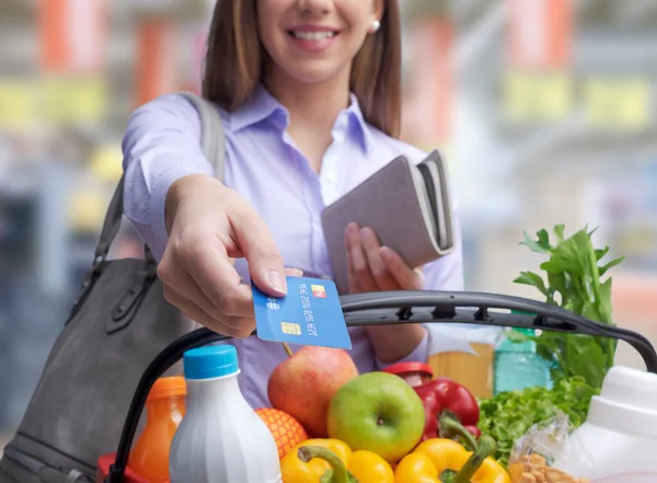 Donna Possesso Carrello Pieno Pagare Spesa Con Carta Credito — Foto Stock