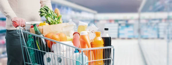 Man Duwt Een Volle Trolley Supermarkt Boodschappenconcept — Stockfoto