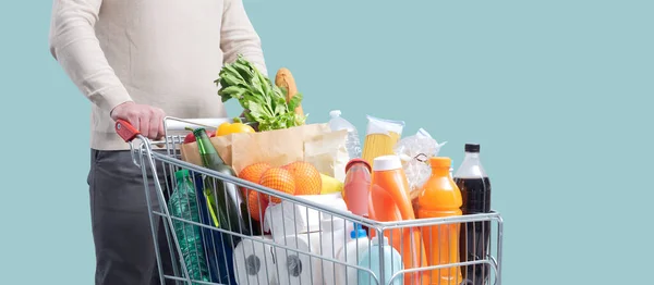 Homem Empurrando Carrinho Compras Completo Fazendo Compras Supermercado Espaço Cópia — Fotografia de Stock