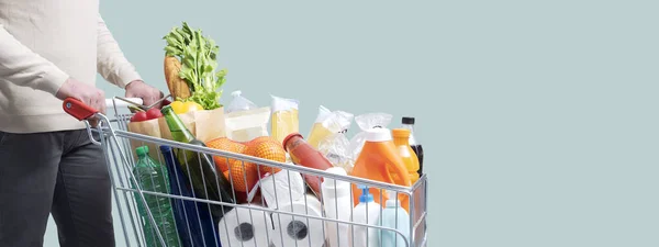 Homem Empurrando Carrinho Compras Completo Fazendo Compras Supermercado Espaço Cópia — Fotografia de Stock