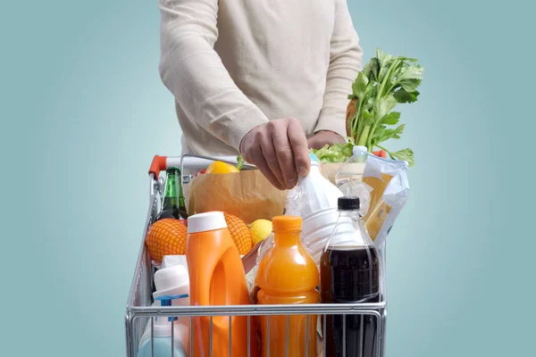 Hombre Haciendo Compras Supermercado Está Poniendo Una Botella Leche Carrito —  Fotos de Stock