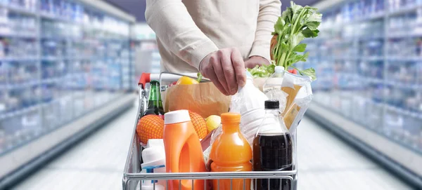 Hombre Haciendo Compras Supermercado Está Poniendo Una Botella Leche Carrito — Foto de Stock