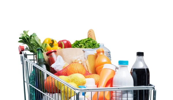 白い背景に雑貨が並ぶショッピングカート 食料品のショッピングコンセプト — ストック写真