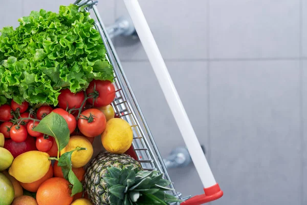 Carro Compra Del Supermercado Lleno Verduras Frutas Frescas Concepto Alimentos — Foto de Stock