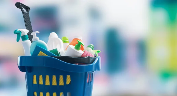 Winkelwagen Vol Schoonmaakmiddelen Blanco Kopieerruimte — Stockfoto