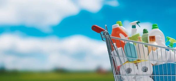 Indkøbskurv Fuld Rengøringsmidler Blå Himmel Baggrunden - Stock-foto