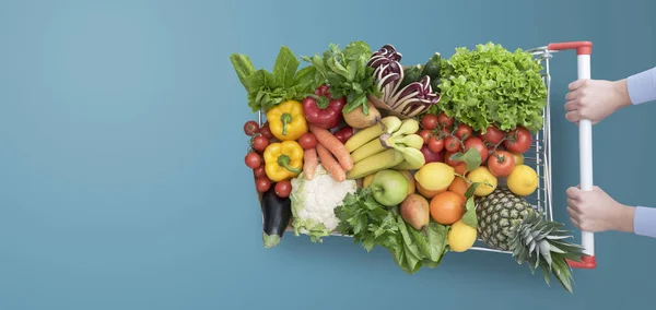 Vrouw Die Een Winkelwagentje Vol Verse Heerlijke Groenten Fruit Duwt — Stockfoto