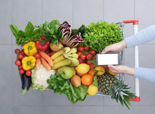 Donna Che Spesa Usando Suo Smartphone Suo Carrello Pieno Frutta — Foto Stock