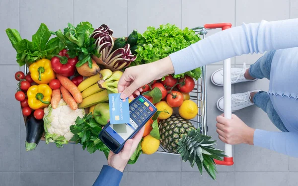 Vrouw Betaalt Voor Boodschappen Met Haar Creditcard Supermarkt Kassier Houdt — Stockfoto