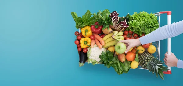 Mujer Empujando Carrito Compras Lleno Verduras Frutas Frescas Deliciosas Concepto —  Fotos de Stock