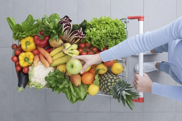 Mulher Empurrando Carrinho Compras Cheio Legumes Frescos Frutas Ela Está — Fotografia de Stock