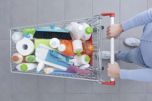 Müşteri Temizlik Ürünleri Temizlik Malzemeleriyle Dolu Bir Alışveriş Arabasını Itiyor — Stok fotoğraf
