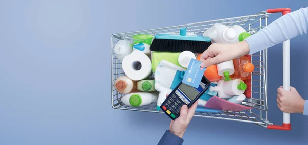Женщина Покупает Моющие Средства Оборудование Уборки Магазине Платит Кредитной Картой — стоковое фото