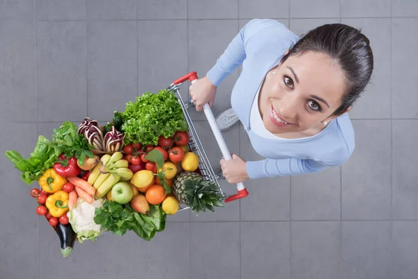 Giovane Donna Felice Spingendo Carrello Pieno Deliziose Verdure Frutta Cibo — Foto Stock