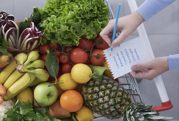 Donna Che Spinge Carrello Pieno Verdure Fresche Controlla Sua Lista — Foto Stock