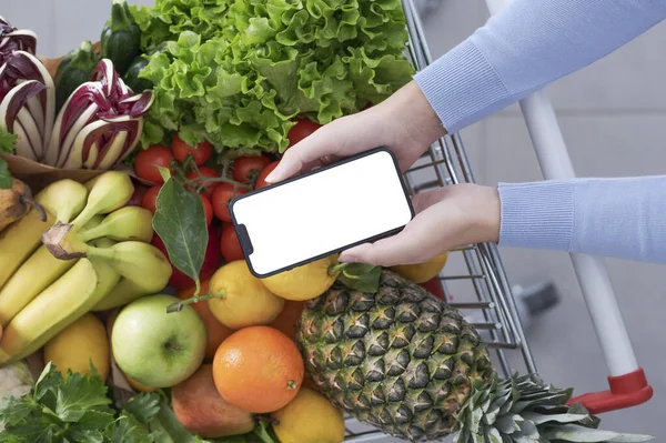 Donna Che Spesa Usando Suo Smartphone Suo Carrello Pieno Frutta — Foto Stock