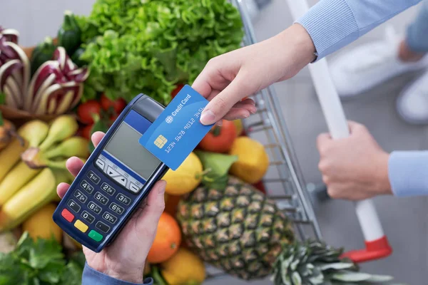 Bakkaliye Parasını Kredi Kartıyla Ödeyen Kadın Süpermarket Kasiyeri Pos Terminalini — Stok fotoğraf