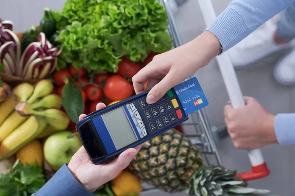 Bakkaliye Parasını Kredi Kartıyla Ödeyen Kadın Süpermarket Kasiyeri Pos Terminalini — Stok fotoğraf