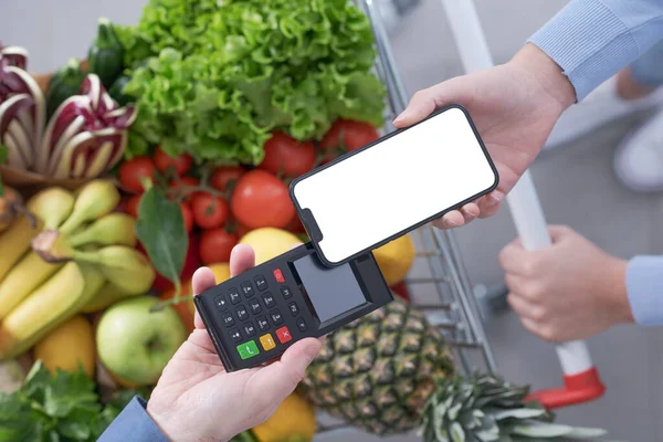 Mujer Empujando Carrito Compras Completo Pagando Por Comestibles Con Teléfono —  Fotos de Stock