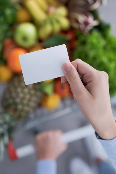 Mujer Haciendo Compras Comestibles Ella Está Empujando Carro Lleno Verduras — Foto de Stock