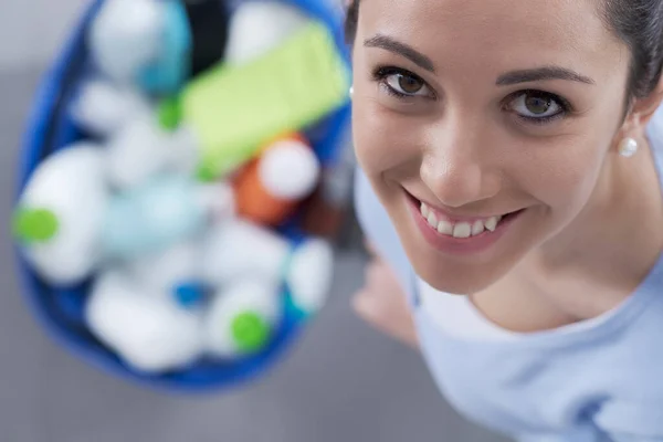 Jovem Feliz Comprando Detergentes Equipamentos Limpeza Loja Sua Cesta Compras — Fotografia de Stock