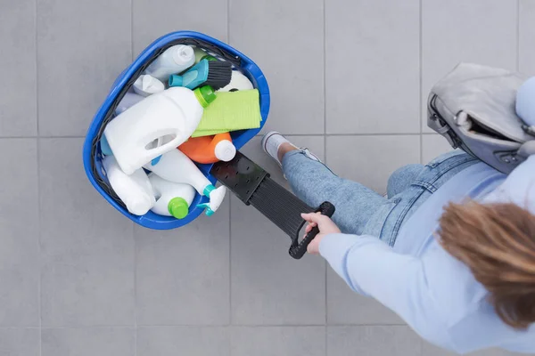 Mulher Puxando Uma Cesta Compras Cheia Produtos Limpeza Loja Vista — Fotografia de Stock