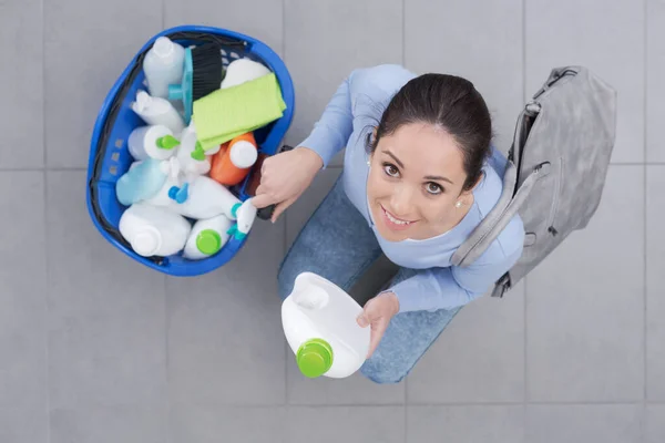Gelukkig Jonge Vrouw Kopen Detergenten Huishoudelijke Apparatuur Winkel Haar Winkelmandje — Stockfoto
