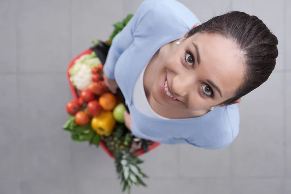 Giovane Donna Che Tiene Carrello Pieno Frutta Verdura Fresca Sta — Foto Stock