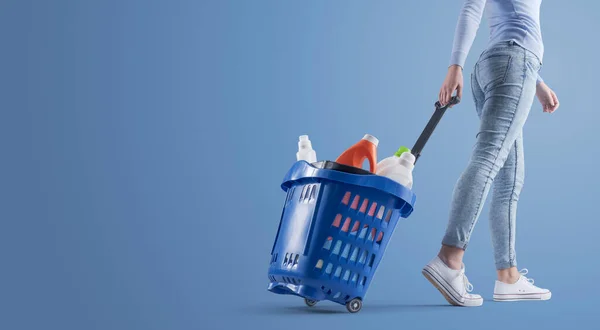 Mujer Tirando Una Cesta Llena Productos Limpieza Espacio Copia Blanco — Foto de Stock