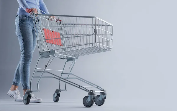 Mujer Empujando Carrito Compras Vacío Concepto Compras Comestibles — Foto de Stock