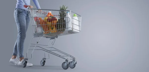 Jovem Empurrando Carrinho Compras Completo Supermercado Banner Compras Supermercado Espaço — Fotografia de Stock