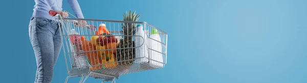 Fiatal Nyomja Teljes Bevásárlókocsi Szupermarket Élelmiszerbolt Bevásárló Banner Üres Másolási — Stock Fotó