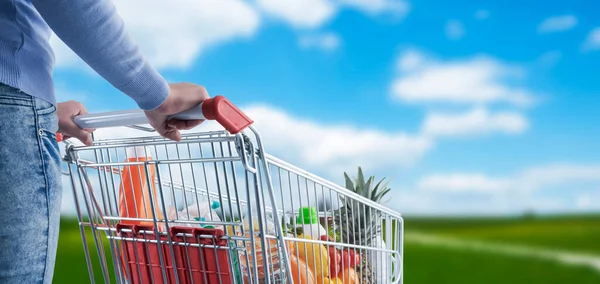 Frau Schiebt Supermarkt Einkaufswagen Ins Freie Blauer Himmel Und Naturlandschaft — Stockfoto