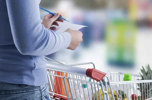 Mulher Fazendo Compras Supermercado Verificando Sua Lista Compras — Fotografia de Stock