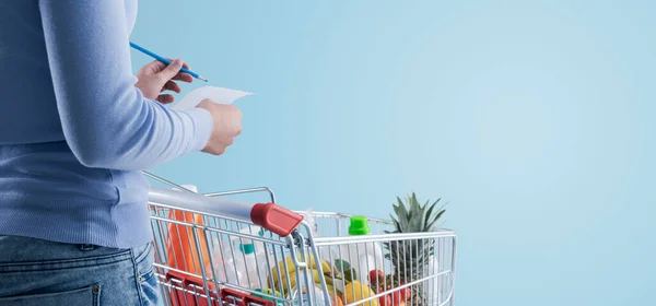 Женщина Делает Покупки Супермаркете Проверяет Свой Список Покупок — стоковое фото